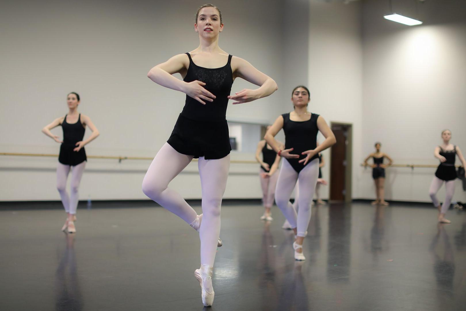  /芭蕾舞学生在Chastain Pointe的大型舞蹈工作室练习
